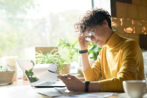 femme qui réfléchi sur son bureau avec tasse de café
