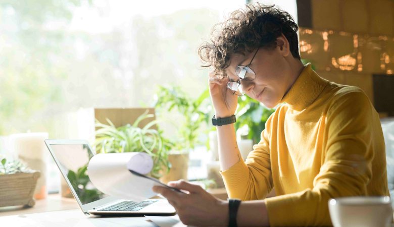 femme qui réfléchi sur son bureau avec tasse de café