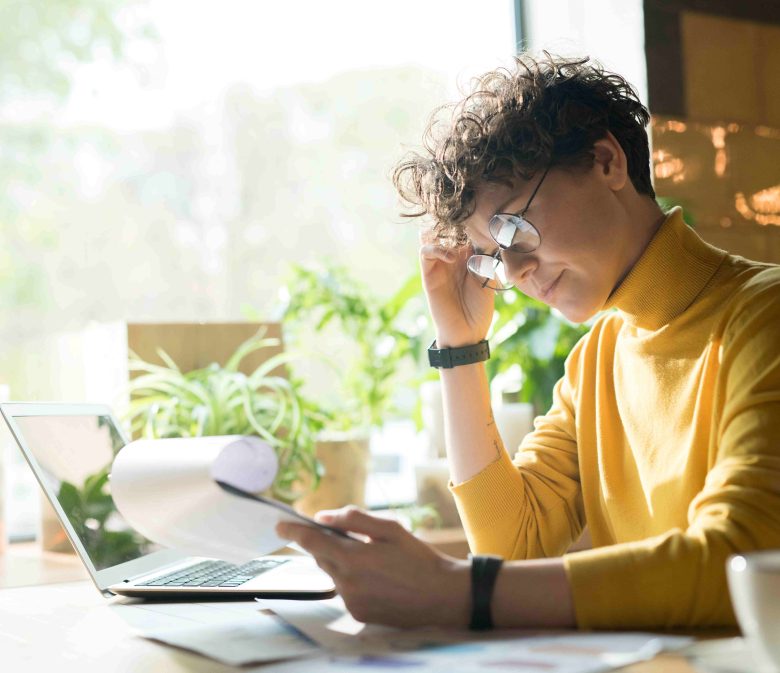 femme qui réfléchi sur son bureau avec tasse de café