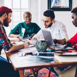 groupe de personnes autour d'une table réflechissant à un projet associatif