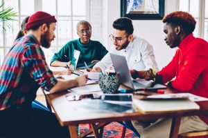 groupe de personnes autour d'une table réflechissant à un projet associatif