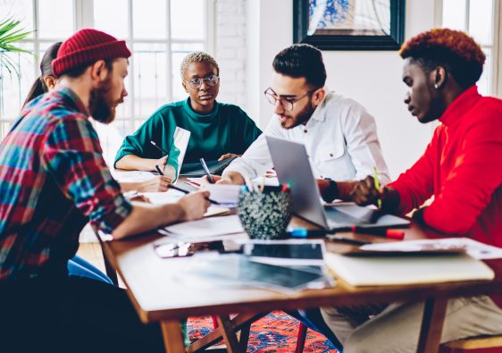 groupe de personnes autour d'une table réflechissant à un projet associatif