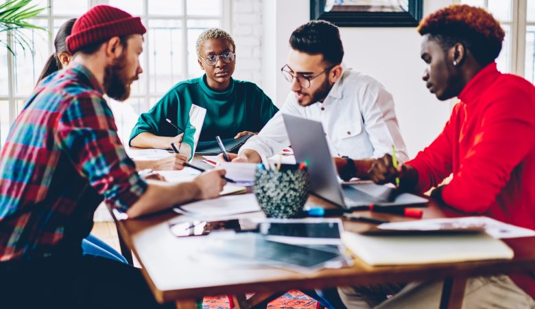 groupe de personnes autour d'une table réflechissant à un projet associatif