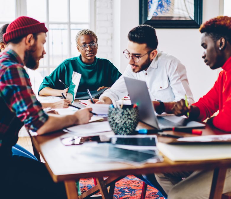 groupe de personnes autour d'une table réflechissant à un projet associatif